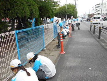 国道1号線沿いの清掃活動